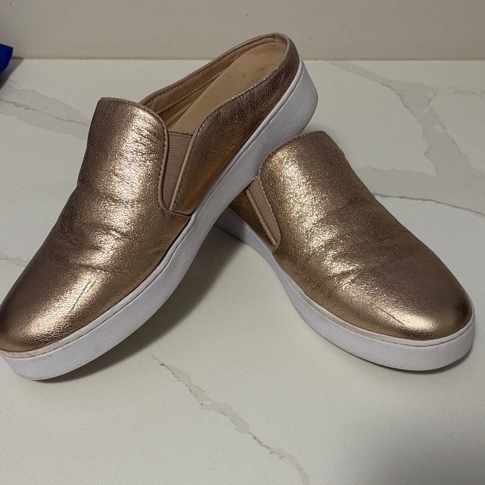 Women's Vionic Slip on shoes 9.5